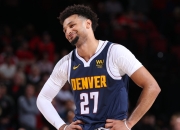 虎扑体育-穆雷回归赛场，连败首场状态亮眼，篮网观众沸腾！的简单介绍