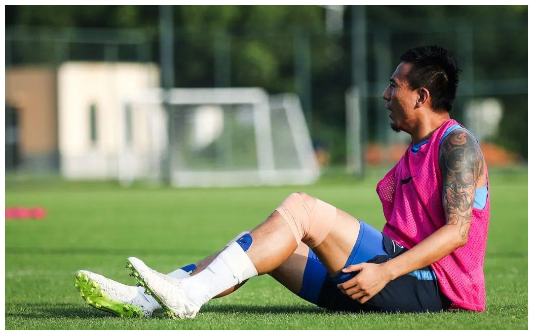 窗口期上海申花调整名单以备荷甲；完成体检环节打磨；管理层满意；轮换策略成焦点的简单介绍