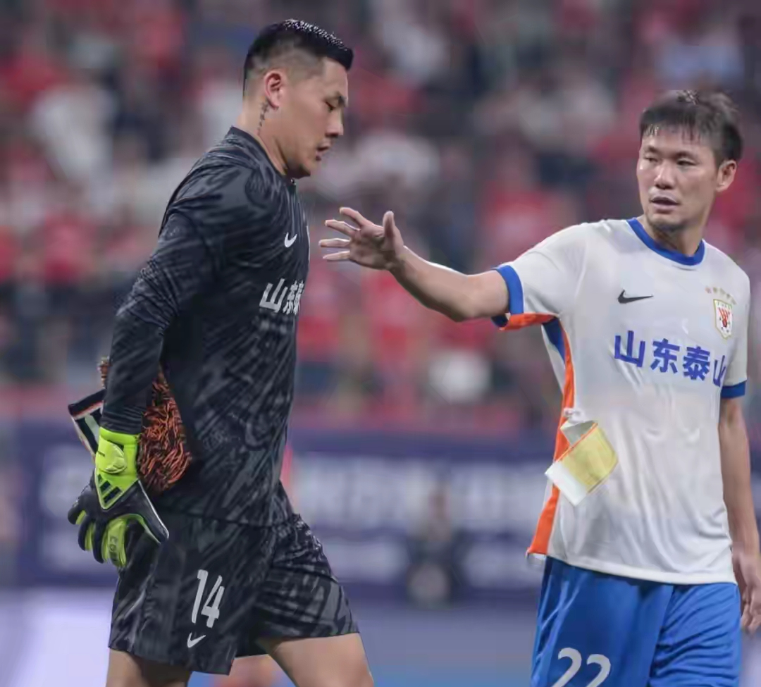 包含今晚山东泰山调整名单以备欧超杯，绝杀压哨环节打磨，球迷炸锅，阵容厚度经受考验的词条